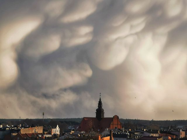 meteo_expert's tweet photo. Beautiful mammatus clouds over Kościerzyna (Pomorskie)
Fot: Magdalena Karczewska https://t.co/XgM3iQp6lE