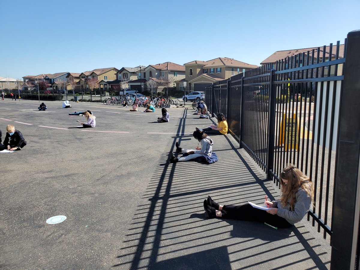 teacherbews's tweet photo. When the weather's this gorgeous we write outside! #RcsdChampions #Writers #UpperGrades @rcsdfiddyment https://t.co/GdgLHI9JrH