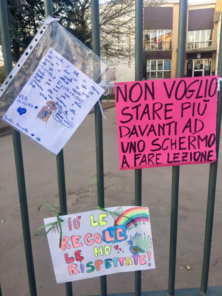 rej_panta's tweet photo. #scuolechiuse i bimbi non disegnano più arcobaleni, li hanno stracciati, ora chiedono di rivedere i compagni e le maestre https://t.co/x6x4kVCtOx