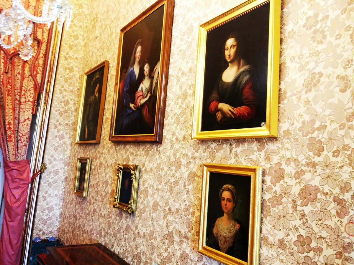 itineratur's tweet photo. La copia de la Gioconda del Prado que se expone en "Invitadas", pintada por Emilia Carmena Monaldi pero en su lugar de exposición habitual, en el Palacio de Riofrío (Segovia). 

Al copiar la versión antes de retirar el fondo negro es aún más interesante. 

📷 propia y del Prado. https://t.co/6BUPVMHs8G