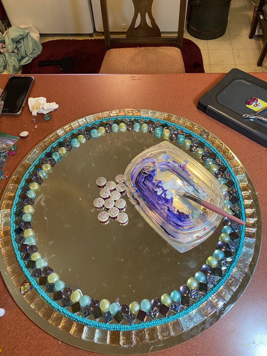 rachelorganized's tweet photo. Make some fun DIY projects to spice up your space!🎨

My mom and I took a mirror and glued beads, gems, and stones to add a pop of color to the room!  Also adds a nice focal point to the space✨

Have some extra photos?  Hang them in an old picture frame to give them new life! https://t.co/AnmM8ORLQ4
