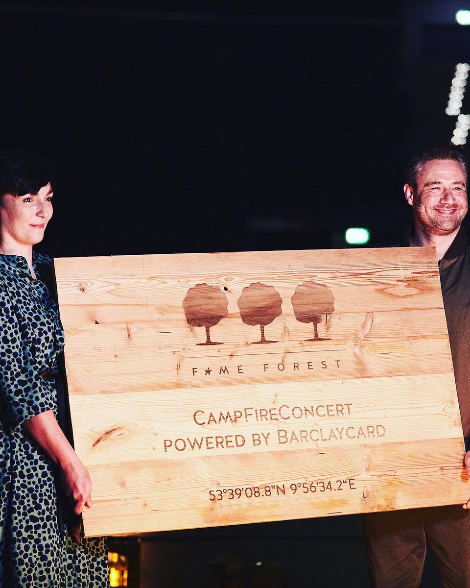 BarclaysArena's tweet photo. 1 Gitarre, 1 Fan und 1 Sasha:

Gestern gab es nach über einem Jahr Coronapause endlich wieder Musik in der Arena. Sasha griff beim #FameForest CampFire Concert für einen Fan zur Gitarre.

Vermutlich das kleinste Konzert der Welt in der #BarclaycardArena.

#hamburg #livelos https://t.co/KiGffdalqG