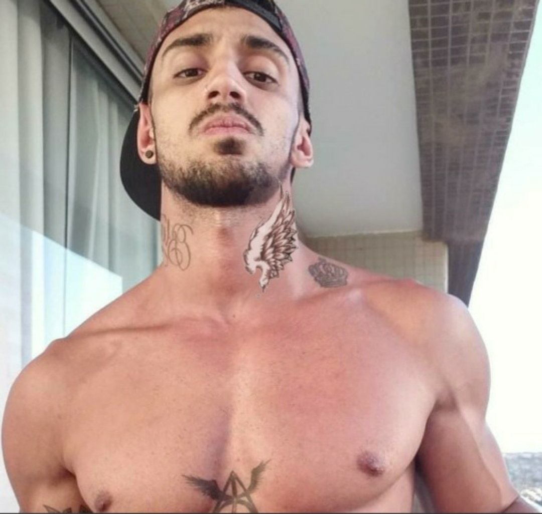 rafinhasouzads's tweet photo. Enquete: numa montagem tosca de tattoo, qual combina mais? 
Asa / flor ? https://t.co/q7Y2rKVY00