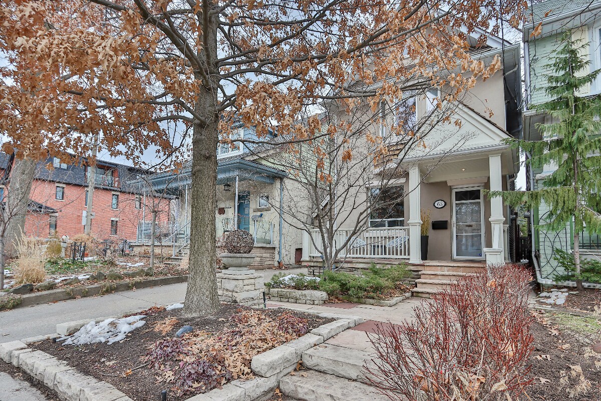 NEXT_REC's tweet photo. Check out this home! Gorgeous detached family home in the coveted Jackman School District. Has a private driveway. Nestled on a tree-lined street and features an enchanting backyard. Enjoy a spacious and elegant open-concept main .. https://t.co/TYEmzxG3Fz https://t.co/5PUGaUa29K