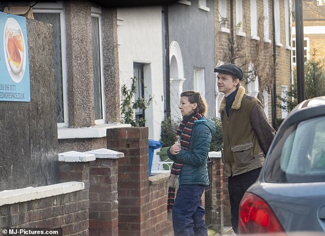 SangsterDaily's tweet photo. 📷 [PHOTOS] Thomas Brodie-Sangster with his mom, Tasha Bertram in South London today (1) https://t.co/5ZN8FgihqX