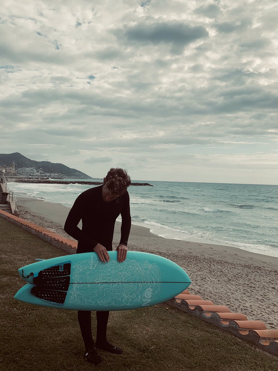 Mini olas para mi mini twin fin 5,0 by @jobsitesurfboards /// #Surf #Surfing #Training #Sitges #Barcelona #Mediterraneo @dakine_europe @tacticbarcelona