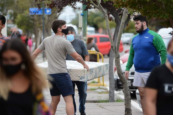 unionargentina's tweet photo. ¡Los clubes de Chubut se movilizan!

El plantel superior del @elyunque_rw pusieron a disposición camiones para recolectar alimentos, ropa y todo material necesario para colaborar con los damnificados de los pueblos de la Comarca Andina, afectados por los incendios #LaUnionDeTodos https://t.co/5wVQzG50u1