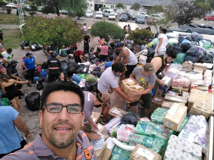 unionargentina's tweet photo. ¡Los clubes de Chubut se movilizan!

El plantel superior del @elyunque_rw pusieron a disposición camiones para recolectar alimentos, ropa y todo material necesario para colaborar con los damnificados de los pueblos de la Comarca Andina, afectados por los incendios #LaUnionDeTodos https://t.co/5wVQzG50u1