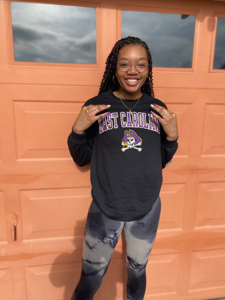 lia_018's tweet photo. I am so blessed to announce that I have verbally committed to continue my academic and athletic career at East Carolina University 💜💛Thank you for everyone who helped me grow as a player and a person! Go pirates !!🏴‍☠️ https://t.co/quPRUtwYy7