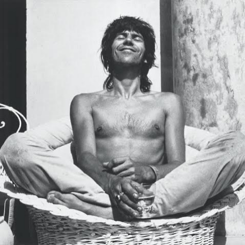 officialKeef's tweet photo. “Happy” 1971                              
Nellcôte, France               
Photo by (c) Dominique Tarlé https://t.co/XWhEYCPysK