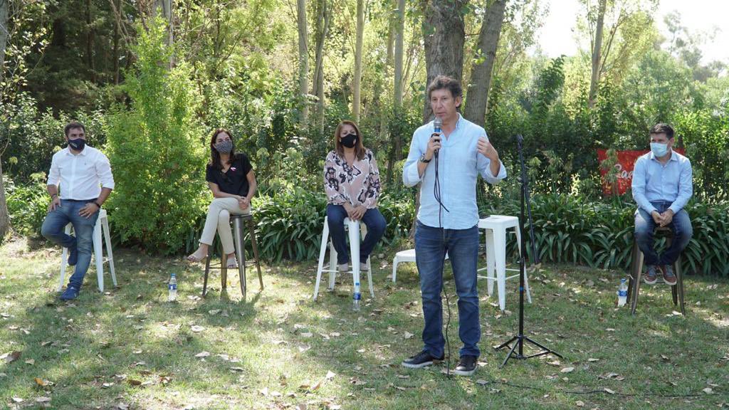 waltercarusso's tweet photo. El tsunami Posse ahora se instaló en la Tercera Sección Electoral! Visitamos Almirante Brown y Ezeiza. Estamos ganando el Conurbano y la Provincia!! #ucr #lista14 #cambio #renovacion #distinto #possepresidente https://t.co/50E4iiwzY4