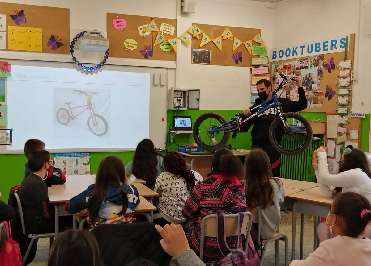 levelciclisme's tweet photo. Avui hem estat a l'escola @casalsgracia de #Manlleu ensenyant què era el trial i aportant el nostre granet de sorra en els seus treballs sobre la #bicicleta. Tots han estat molt atents i nosaltres hem disfrutat amb ells! 😊👏🔝
·
#EscolaTrial #Osona @ciclismecat @ajManlleu https://t.co/grDnwJOhoY