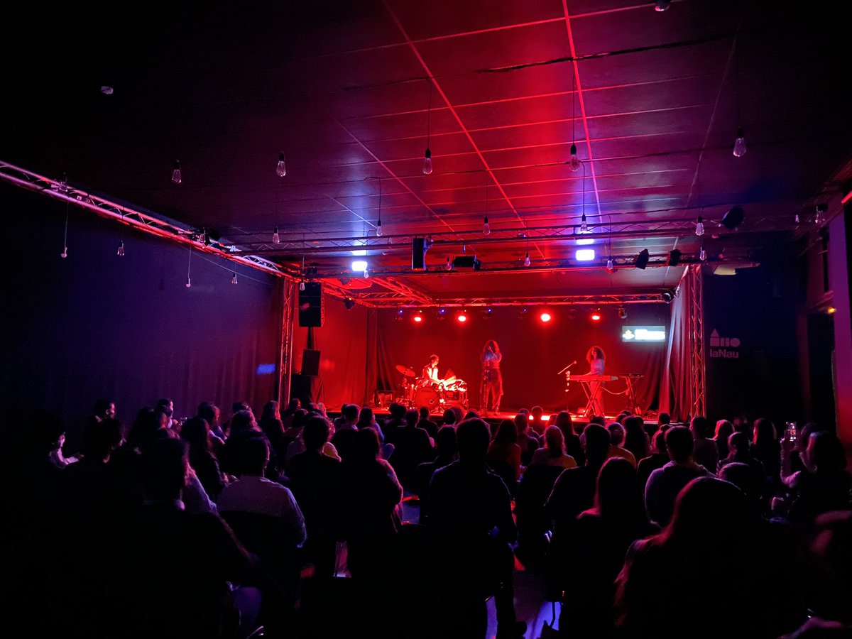 Tot exhaurit per veure l’<a href="/arianabecasis/">Ariana Abecasis</a>  presentant disc a Barcelona! Així llueix la sala 💞 

<a href="/curtcircuit/">Curtcircuit</a> 
<a href="/lanaubcn/">la Nau</a>