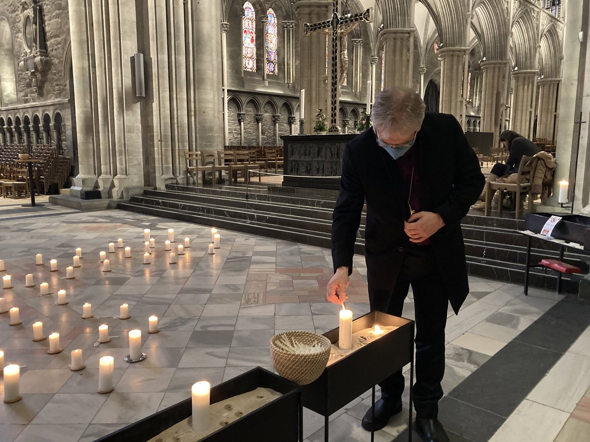Lystenning i Nidarosdomen på eittårsdagen for nedstengninga på grunn av koronaen. Mange sendte sine bønner som så vart lest der. Kyrie Eleison!