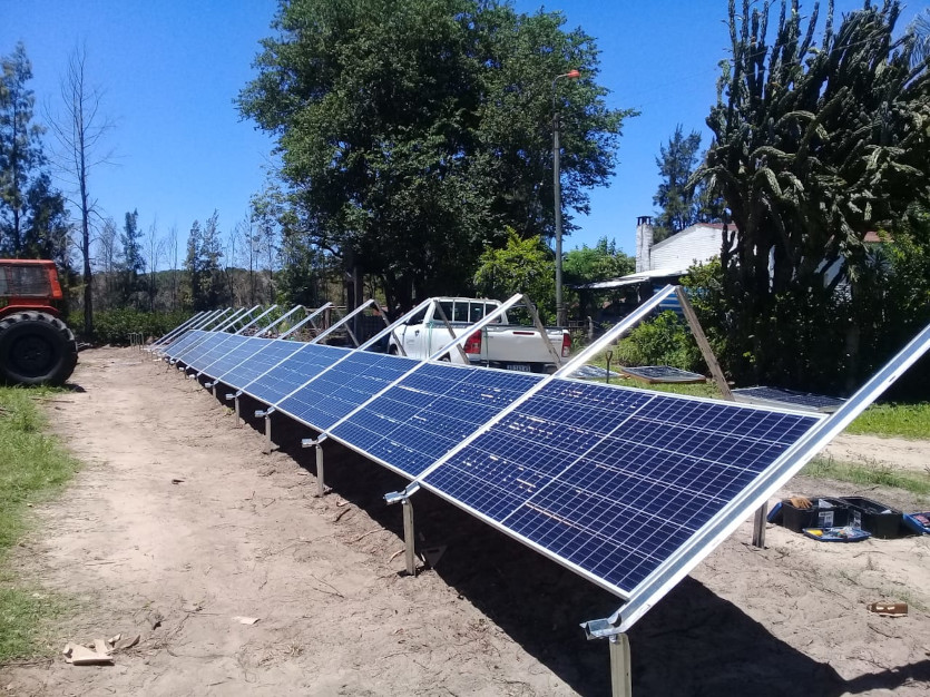 SuriaEnergy's tweet photo. Entre Rios: Te contamos de esta instalación para reducir en mas de un 50% el consumo eléctrico de este campo de cítricos. Nota SuriaEnergy Blog https://t.co/HCD9OdfDjS #EnergiaSolar #AhorroElectrico #EnergiasRenovables https://t.co/76TQWoH82Y