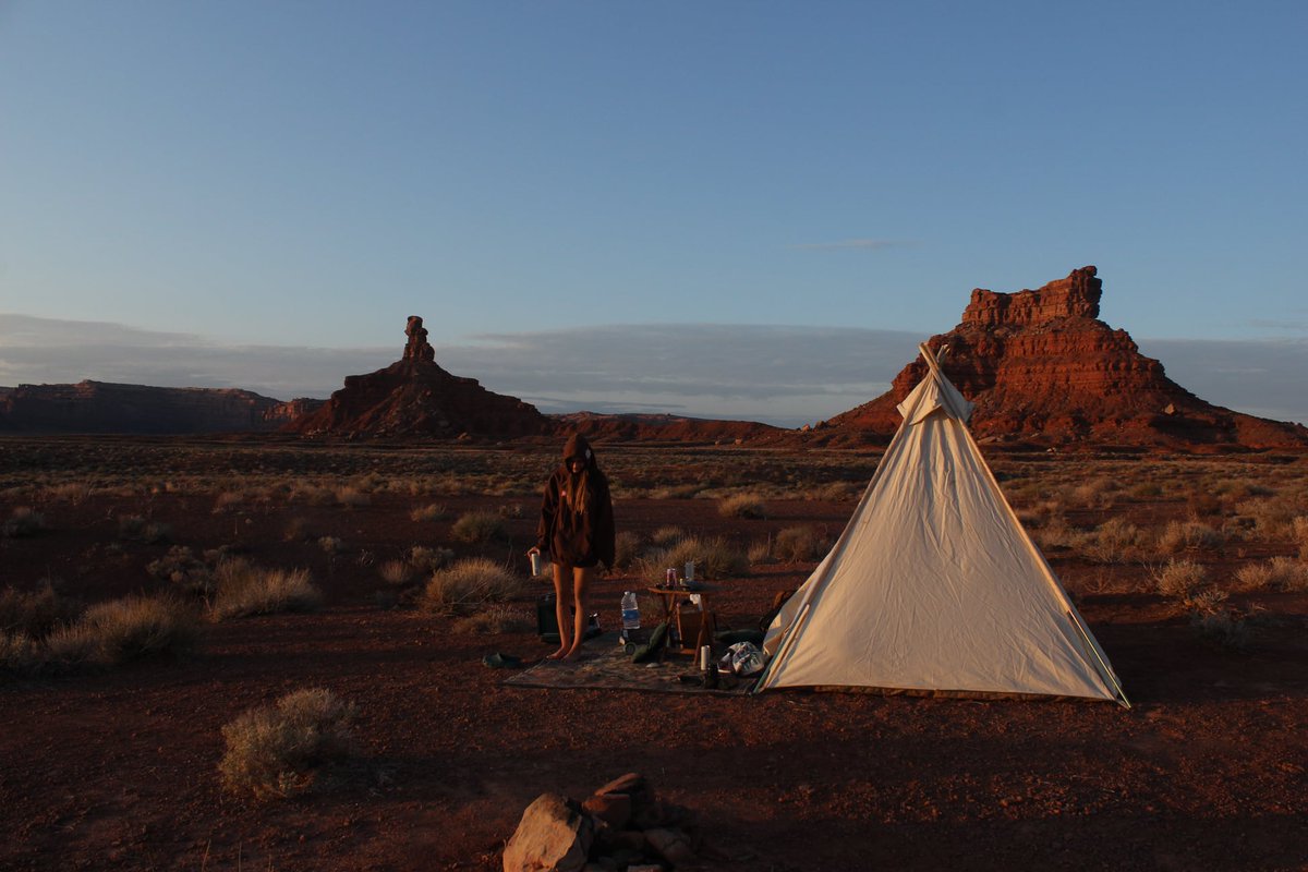 anna_himelstein's tweet photo. no neighbors, just coyotes in Monument Valley Utah https://t.co/yXzKrVJuRR