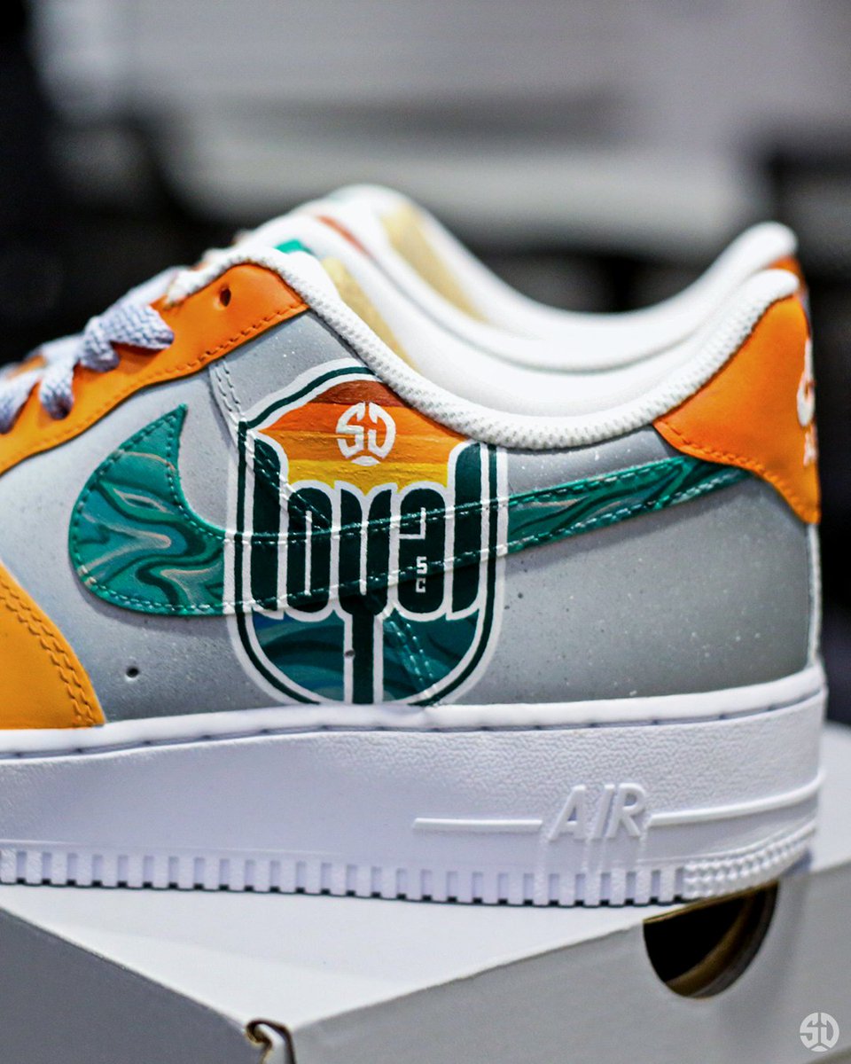 SanDiegoLoyal's tweet image. The touchlines are gonna have a little extra heat this season! 🔥Our guy @bbizon15 absolutely crushed these SD Loyal customs.