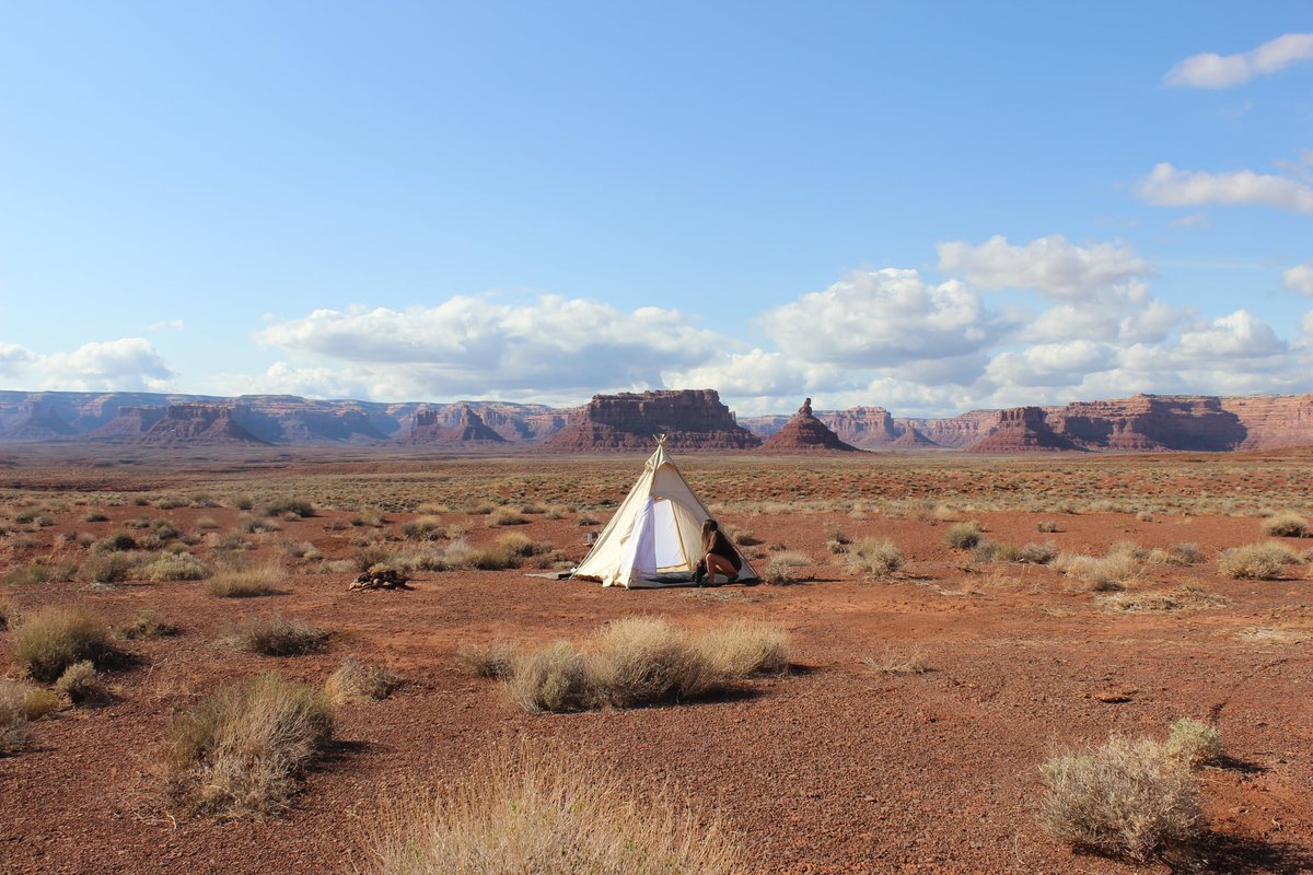 anna_himelstein's tweet photo. no neighbors, just coyotes in Monument Valley Utah https://t.co/yXzKrVJuRR