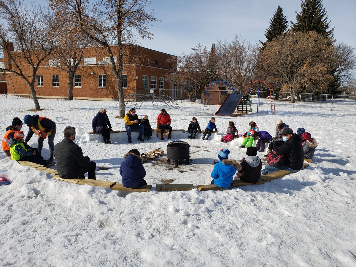 ShaneSkjerven12's tweet photo. Had the opportunity to participate in a wonderful kindergarten event @QESchoolyxe today. @DonaldSpeidel1 led the Teaching of the Braid lesson. Absolutely inspiring and great learning for all. #knownvaluedbelievedin @StoonPubSchools @MitchKachur https://t.co/p7YJfviukp
