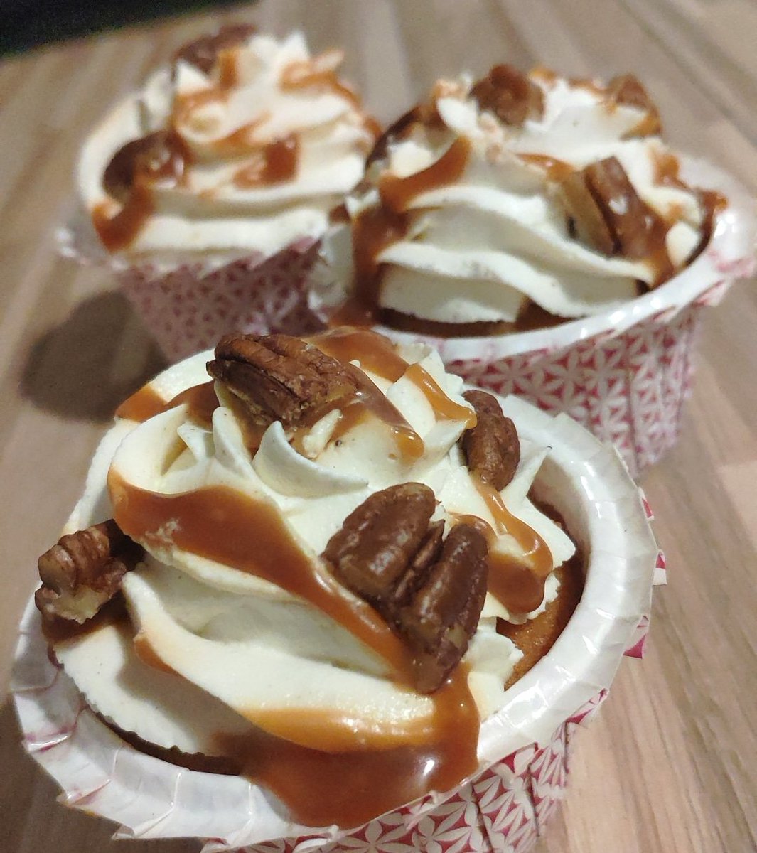1001_douceurs's tweet photo. Cupcakes caramel beurre salé noix de pécan #CupCakes #caramel #pastry #pâtisserie #chantilly https://t.co/ynLkH0wXbc