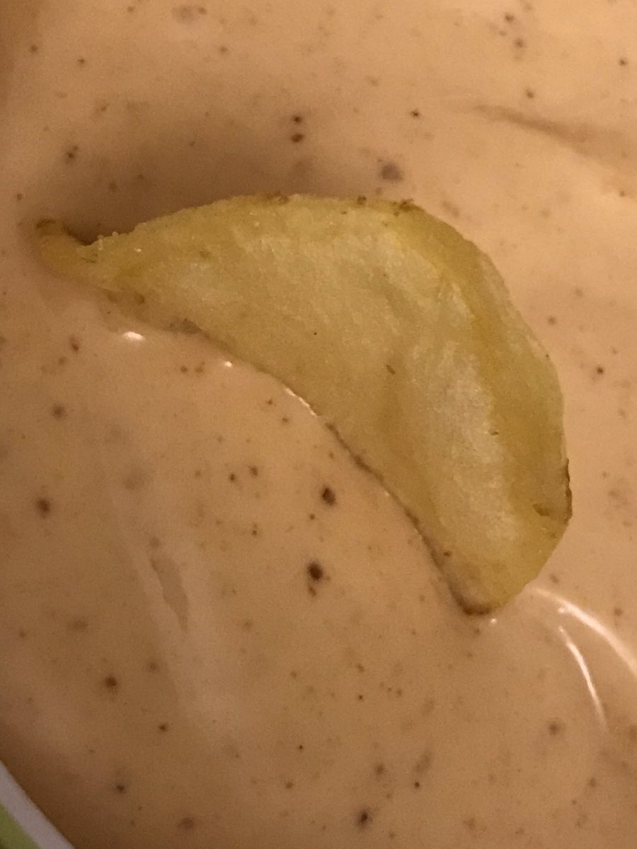 Jan_Born's tweet photo. Retroweek, nadat bedenker cassettebandje deze week overleed en de jaren ‘80 daarmee terugkwamen in mijn herinnering, nu naturel chips met een dipsausje van curry en mayonaise... #eighties #dipsaus #retro https://t.co/f1OxE64Sx1