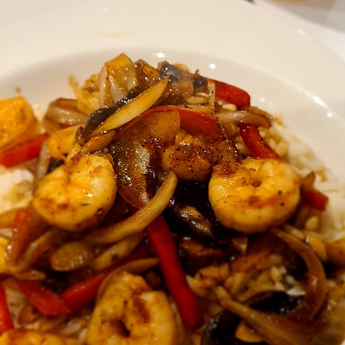 davidbarrett7's tweet photo. Today's efforts Scallops and Black pudding lightly fried in butter followed by black pepper Prawns with boiled rice #YesChef #YesDave https://t.co/heaaoAxf4N