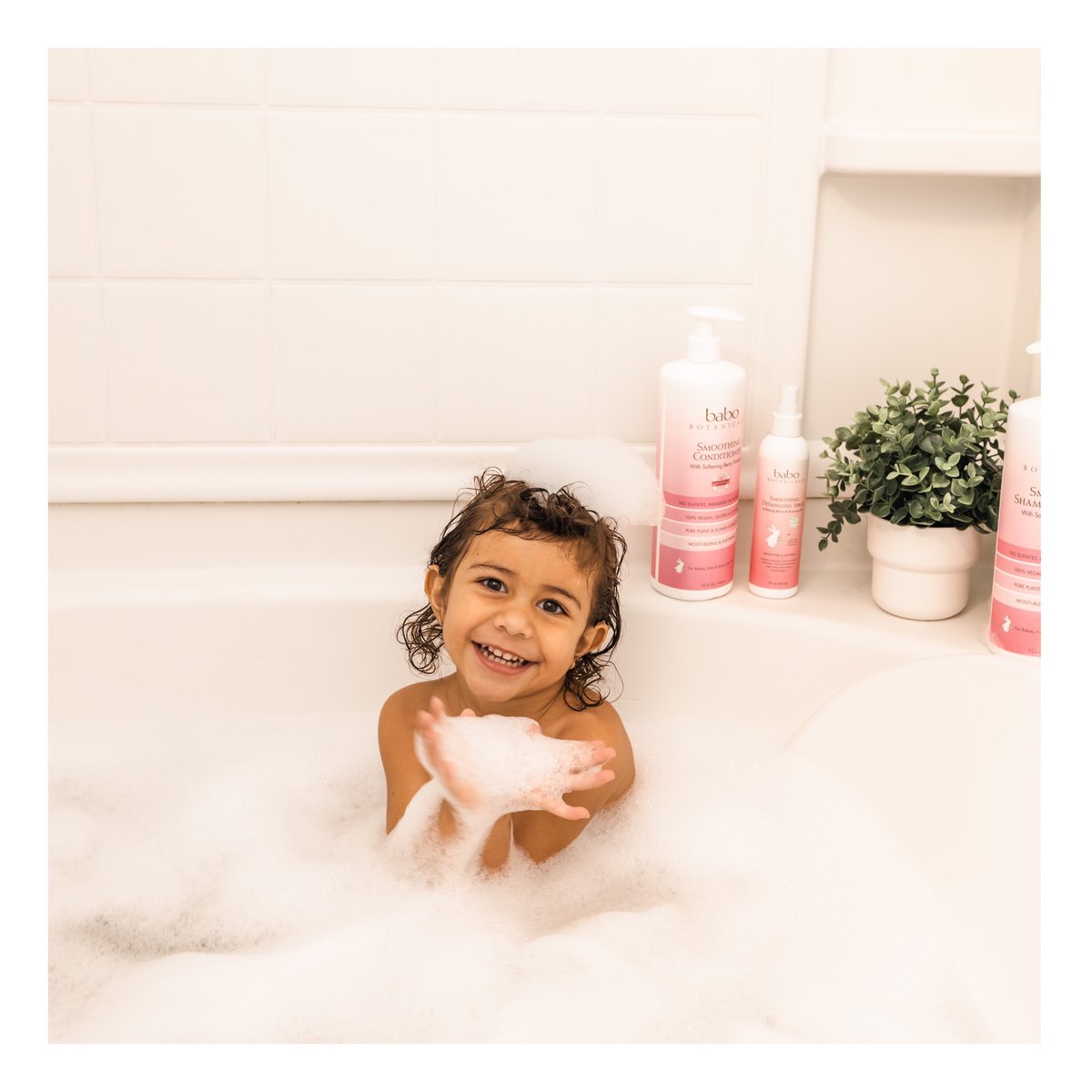 babobotanicals's tweet image. Raise your 🙌 if bathtime is your favorite time! #BathtimeEssentials
Make your little one's #bathtime even more enjoyable with Babo Botanicals' Smoothing Shampoo &amp;amp; Wash. 🍓🌟#CleanBeauty⁠
⁠
Shop the 🔗 to learn more: bit.ly/3n9RgGR
📸:@afamiliadivertida