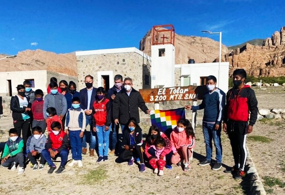 fedestiz's tweet photo. Con gran hospitalidad nos recibió el cacique Enrique Gordillo. Compartimos un desayuno ☕ con la comunidad y conversamos sobre los importantes beneficios que representa la concreción del primer camino transitable 🛣️ para #ElTolar.
#reconstrucciónargentina ⬆️
#ArgentinaFederal 🏳️🌈 https://t.co/l32GtIGK5m