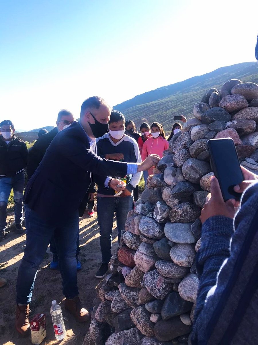 fedestiz's tweet photo. Con gran hospitalidad nos recibió el cacique Enrique Gordillo. Compartimos un desayuno ☕ con la comunidad y conversamos sobre los importantes beneficios que representa la concreción del primer camino transitable 🛣️ para #ElTolar.
#reconstrucciónargentina ⬆️
#ArgentinaFederal 🏳️🌈 https://t.co/l32GtIGK5m