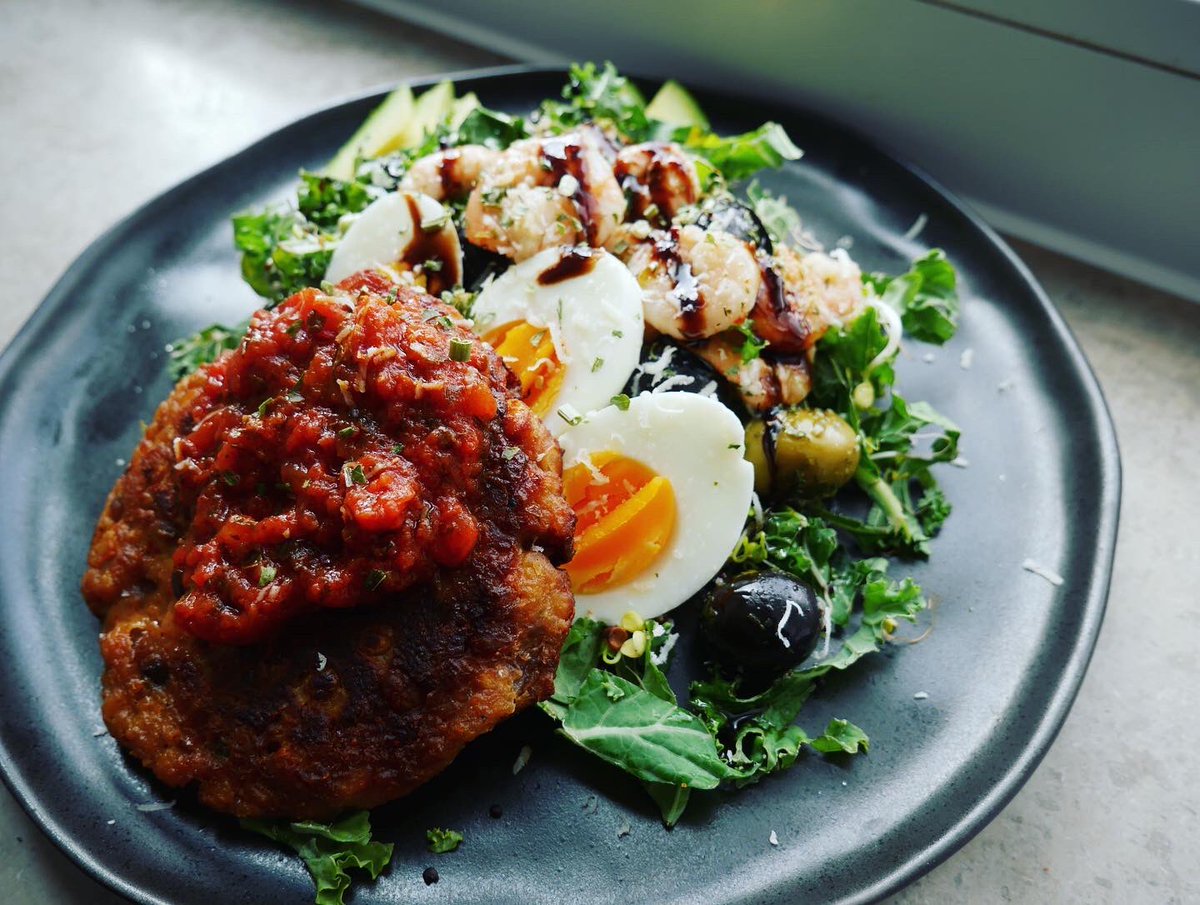 SmearedApron's tweet photo. Muffin tops! Long day but ending it with a bang with some leftover chana dal burger with tomato pesto tapenade, kale, olives, avocado, boiled egg, garlic parsley shrimp topped with pumpkin truffle oil and parmesan cheese! 😋! #weekendme #simplepleasures
#smearedapron https://t.co/i3E6tR9ogu