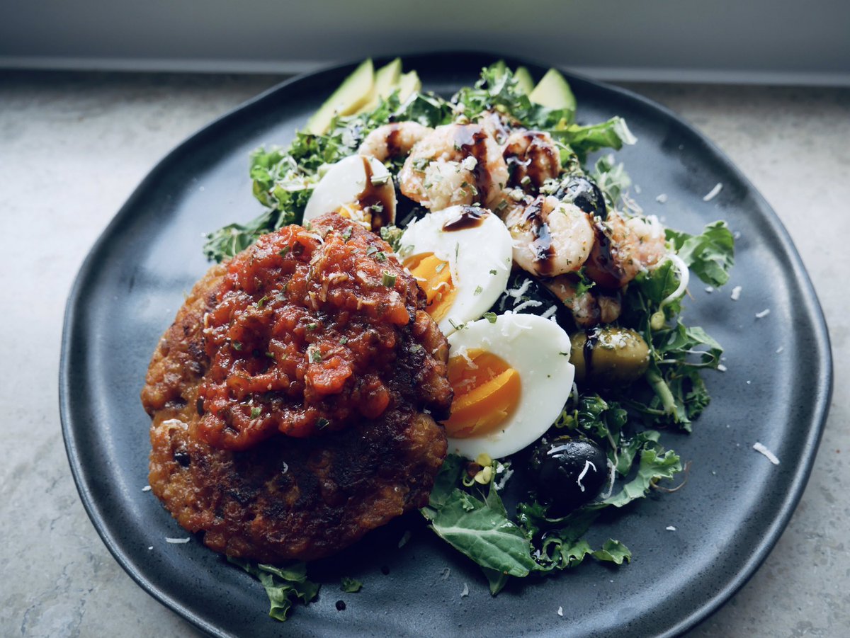 SmearedApron's tweet photo. Muffin tops! Long day but ending it with a bang with some leftover chana dal burger with tomato pesto tapenade, kale, olives, avocado, boiled egg, garlic parsley shrimp topped with pumpkin truffle oil and parmesan cheese! 😋! #weekendme #simplepleasures
#smearedapron https://t.co/i3E6tR9ogu