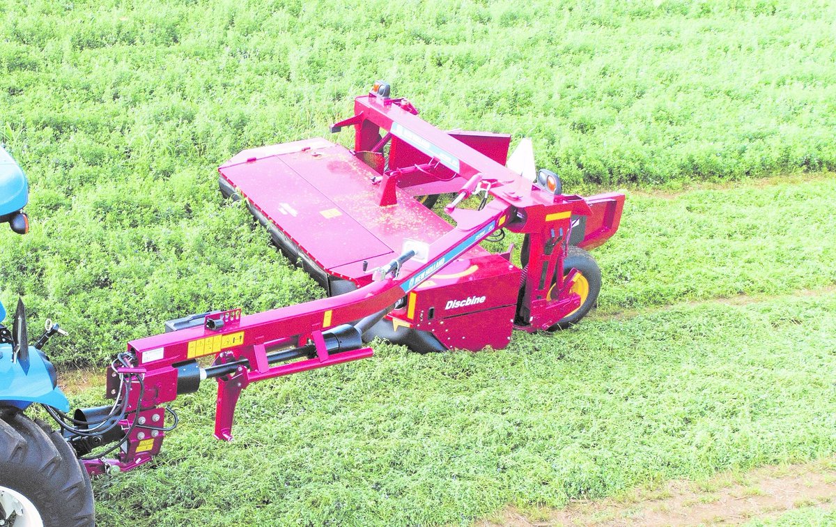 For cleaner cutting and faster knife changes, choose the best side-pull disc mower-conditioner you can buy – a Discbine® 209 or 210. bit.ly/3t2VW47