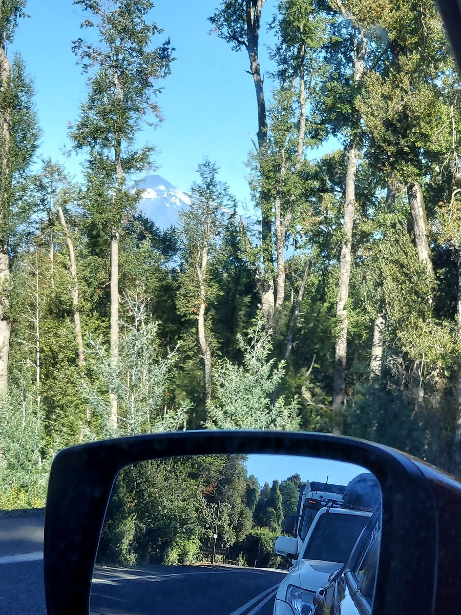 dani3082's tweet image. En el taco a la entrada de Villarrica, apreciando el volcán esperando la fiscalización 🥱🥱🥱