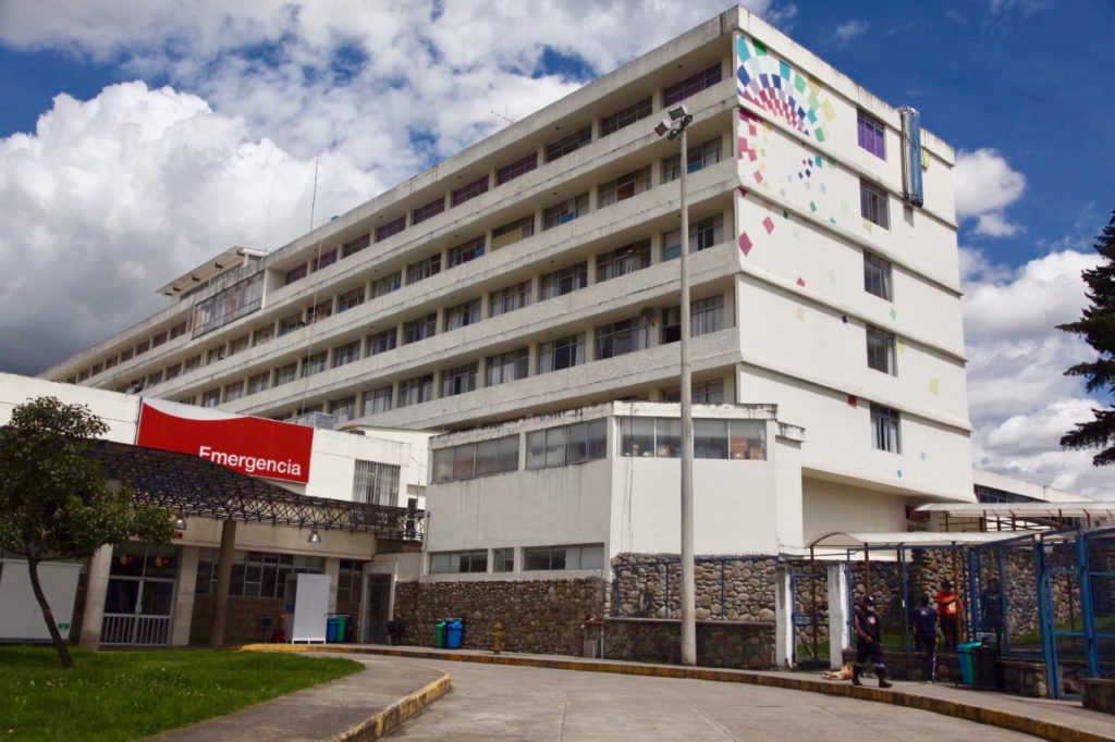 El Doctor Bernardo Vega da a conocer que hay médicos infectados por Covid en el ejercicio de su profesión, que hoy se debaten entre la vida y la muerte en las UCI. Y se pregunta: ¿Qué hubiese pasado si ellos recibían la vacuna antes que algunas celebridades?