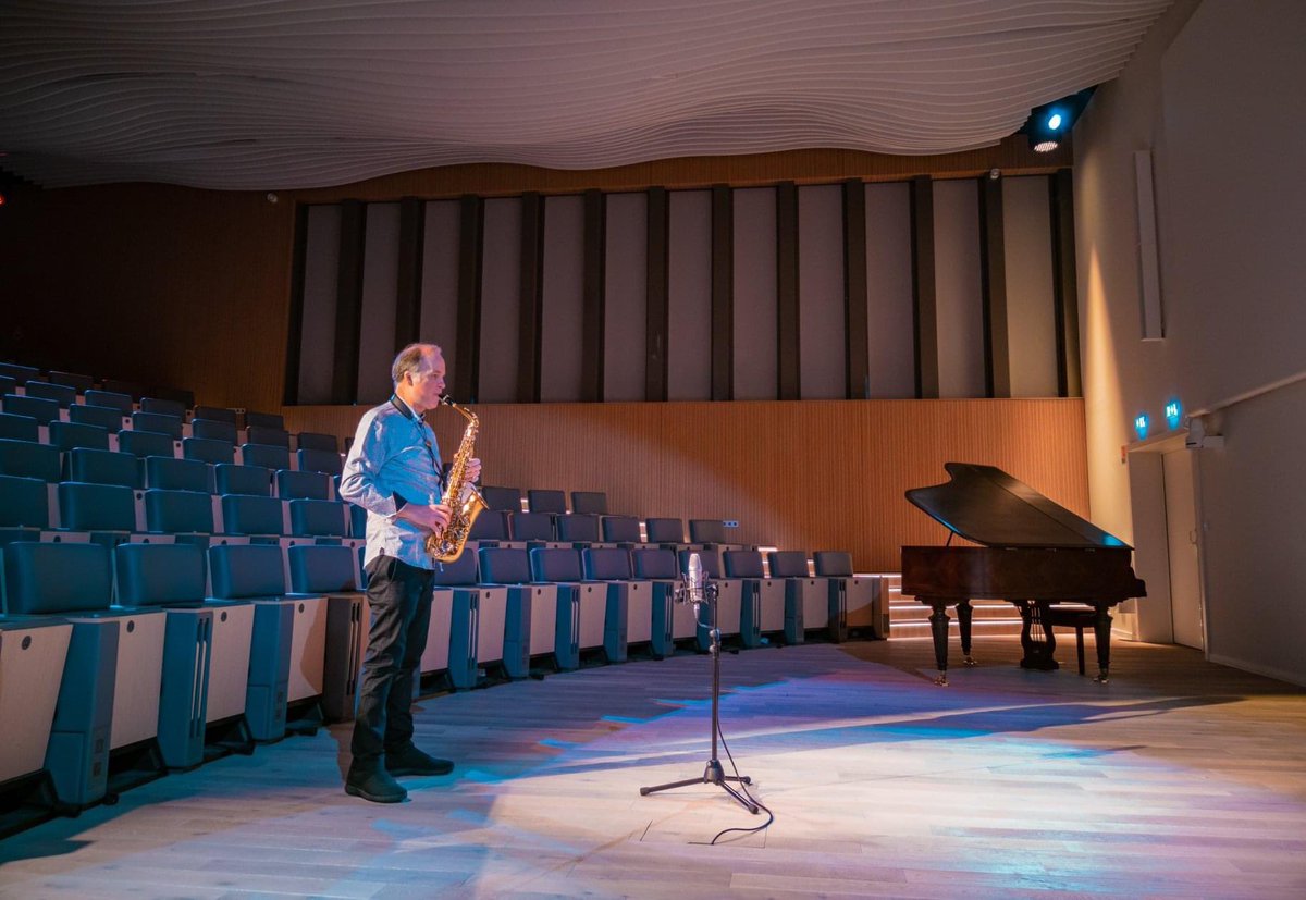 IrcadFrance's tweet photo. Premier tournage officiel dans l’auditorium de l’#IRCAD3, avec le musicien de renommée internationale Philippe Geiss. Détenteurs de nombreux prix, ce compositeur et saxophoniste reconnu dans le monde entier nous a fait l’honneur de choisir notre institut pour son prochain clip. https://t.co/YyPM9lUDSD