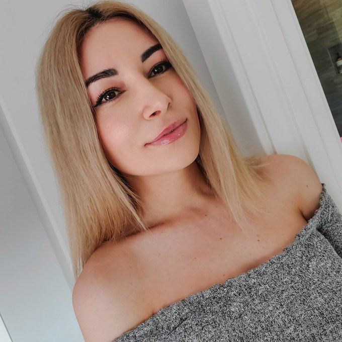 Watch Alinity's leaked NSFW photo on TwXstars