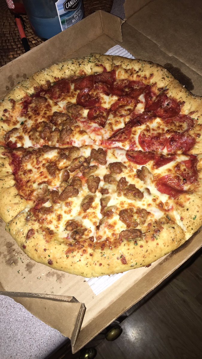 FinebyRy's tweet photo. @pizzahut I specifically said no crust flavor and they gave me garlic crust and won’t make me a new pizza. Please help https://t.co/1fe6SiHmLr