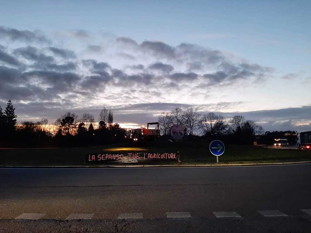 JonathanLalondr's tweet photo. 😱🔥 1 suicide d agri /jour ça vous suffit pas #SEPENSO @FNE et @Prefecture40 ??? les agriculteurs du Sud-Ouest dans une colère incontrôlable !!! Les @JA_Landes ne compte pas se laisser dicter la loi par des extrémistes de l écologie et de la décroissance ! https://t.co/3X9gNr6etW