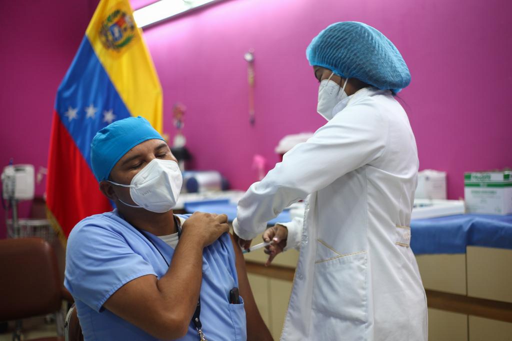 jacoboenrique's tweet photo. Médicos reciben segunda dosis de la vacuna Sputnik-V contra el covid-19, Hospital Domingo Luciani, Caracas, Venezuela. https://t.co/5bqZss0qfv