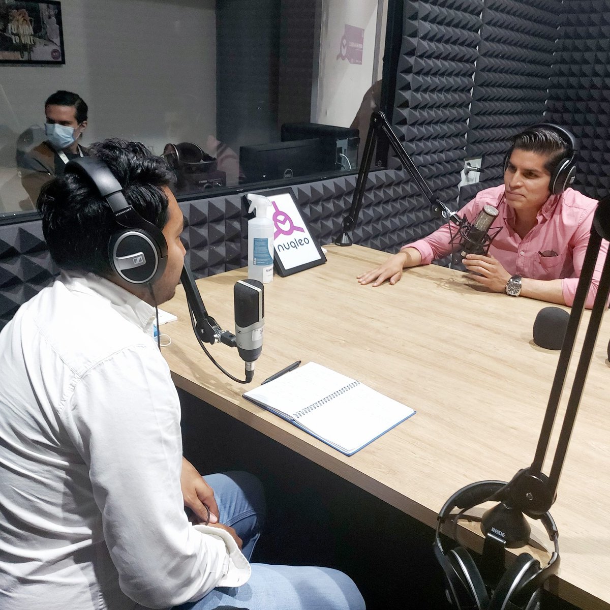 camilomedinarmz's tweet photo. Estoy al aire en entrevista con Andrés Tafoya en https://t.co/6G42ZD2oUR
#sintonizame 🎤🎧
#nuqleo
#rxi
#DiLaNeta https://t.co/gzvQ5Dntzu