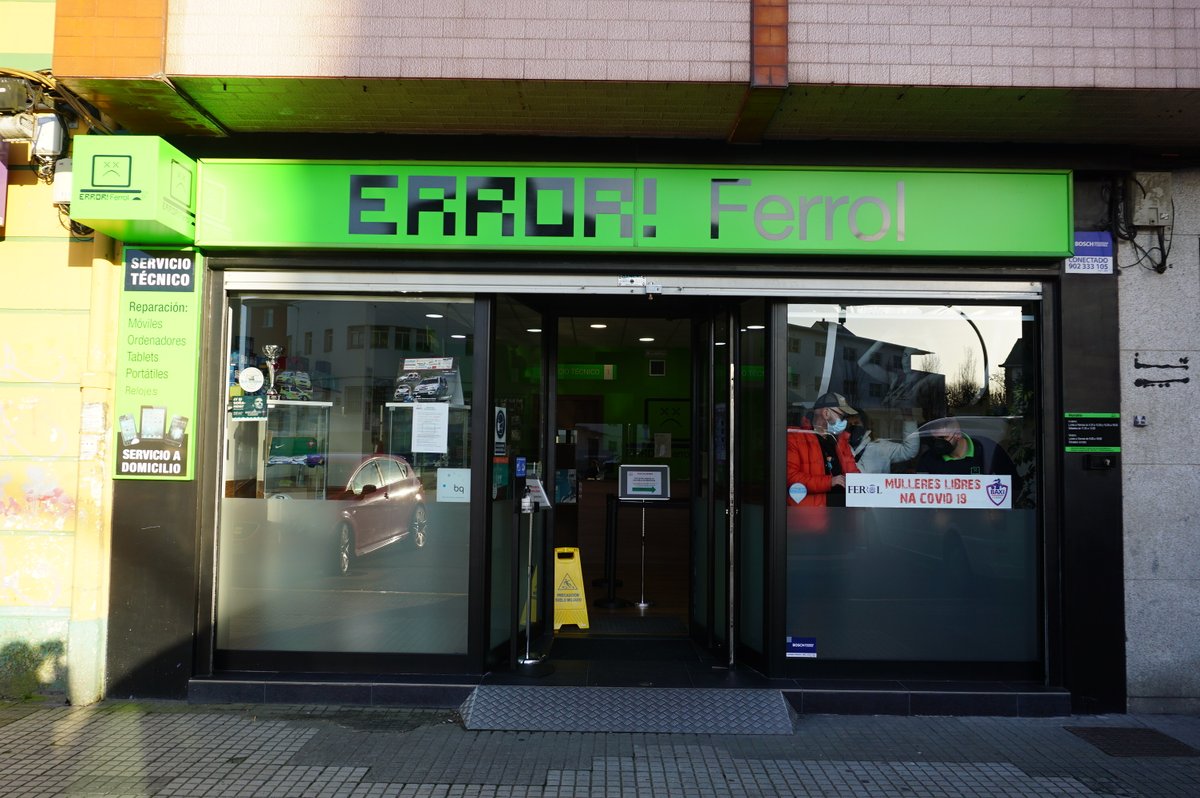 UniFerrol's tweet image. Montaje de la exposición "Mulleres (no deporte) libres na Covid19", promovida por el @UniFerrol y @FerrolOficial 
 (a través de la Casa da Muller). Unha de las fotografías -la de la jugadora Laura Fernández- ya se puede ver en el establecimiento @ErrorFerrol  (Plaza de Canido, 3)