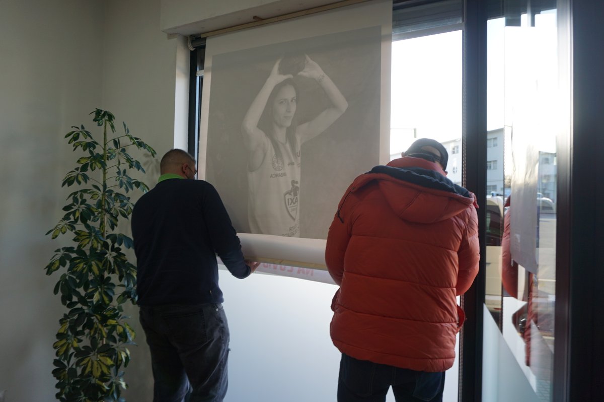 UniFerrol's tweet image. Montaje de la exposición "Mulleres (no deporte) libres na Covid19", promovida por el @UniFerrol y @FerrolOficial 
 (a través de la Casa da Muller). Unha de las fotografías -la de la jugadora Laura Fernández- ya se puede ver en el establecimiento @ErrorFerrol  (Plaza de Canido, 3)
