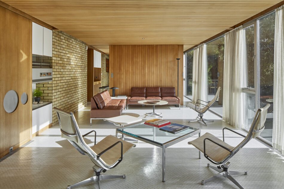 Who wants to but this with me so we can reenact 1960s crime dramas? 

themodernhouse.com/sales-list/fer…