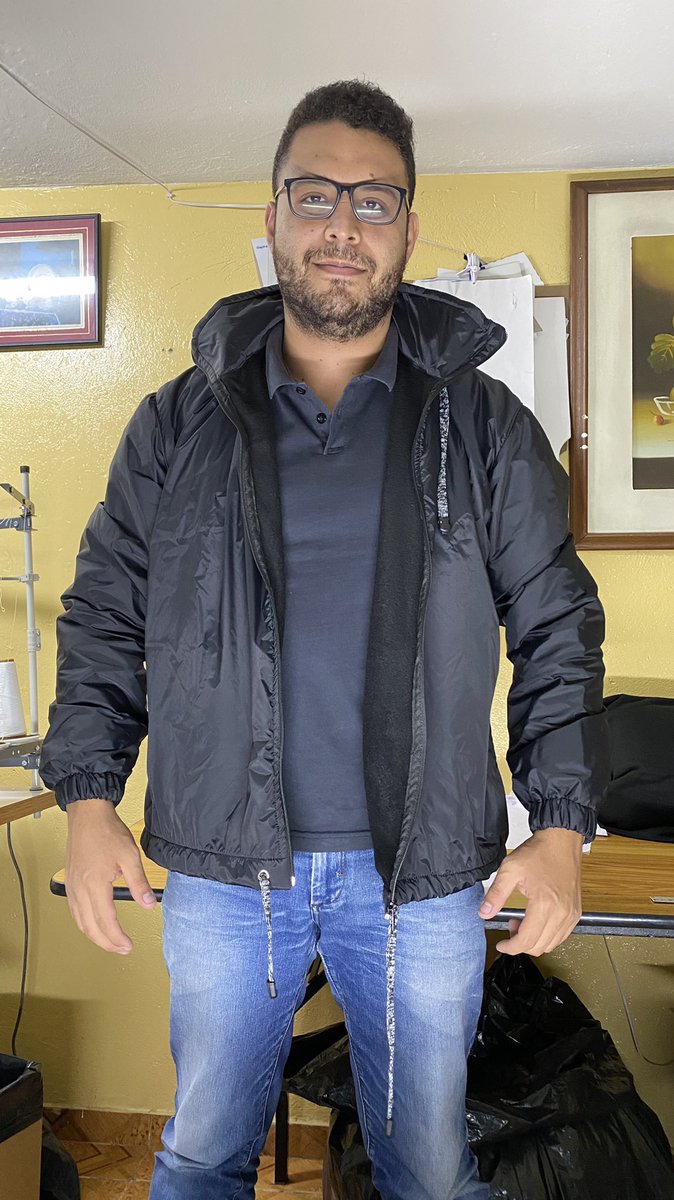 Después de la muerte de mi papá, para mi mamá ha sido complejo retomar los caminos de la vida (34 años de matrimonio). Ahora se puso a cocernos ropa y está haciendo chaquetas para los vecinos. 

De una fui su modelo y a ver si nos ayudan difundiendo. Cada RT nos viene bien 🙏🏼