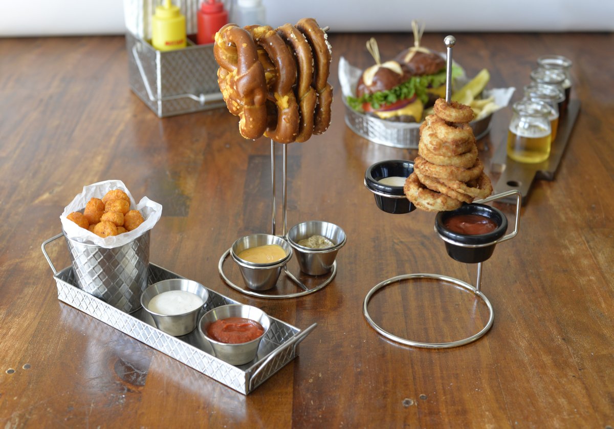 Midwestassoc's tweet image. Create a fun and casual dining experience with @Tablecraft_fs new Lattice Collection! This stainless steel collection is embossed with a basketweave pattern and is available in a variety of styles and sizes! #tablecraft #latticecollection #foodservice #dinnerware #dining