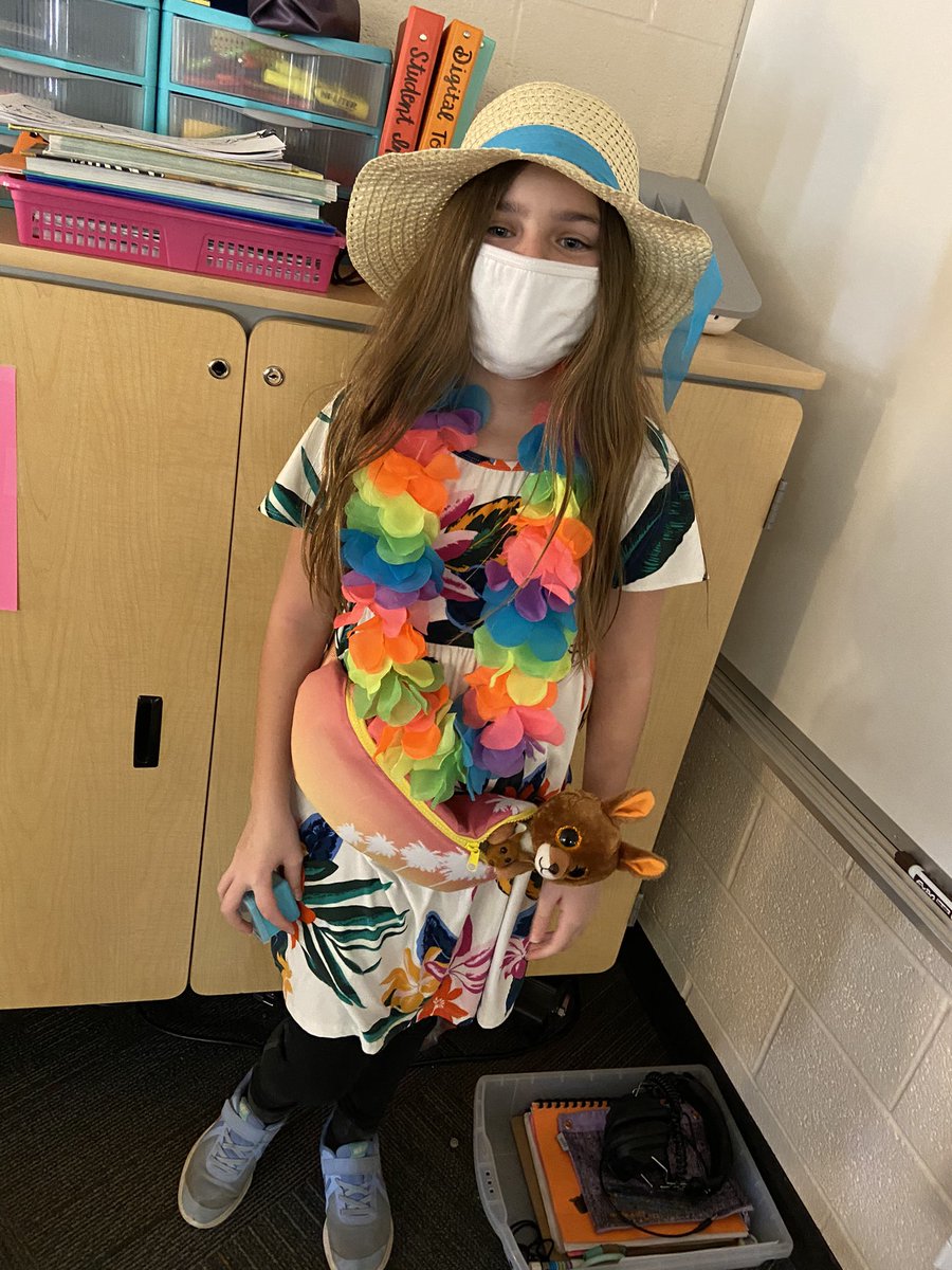 missberdysz's tweet image. It’s not every day you get to dress up like a tourist &amp;amp; go on cool virtual field trips!! 🌎✈️ @mrskatyriddle #Project5 #TeamFairfax
