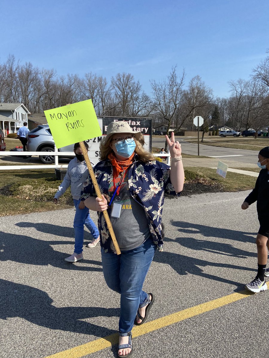 missberdysz's tweet image. It’s not every day you get to dress up like a tourist &amp;amp; go on cool virtual field trips!! 🌎✈️ @mrskatyriddle #Project5 #TeamFairfax
