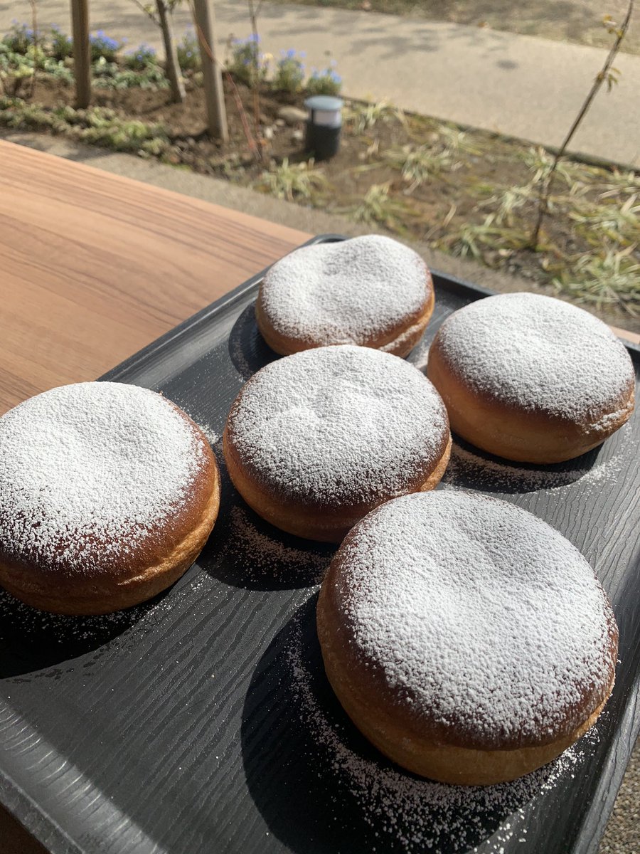 スワン成城店 Swan Caffe Bakery成城店 على تويتر 本日は生憎のお天気ですね それでも スワン成城店は本日も9時より元気に営業致します 本日の土日限定商品は 蒜山 ヒルゼン ミルククリームパン です 蒜山高原のミルクを使用した香り高い一品です 本日も