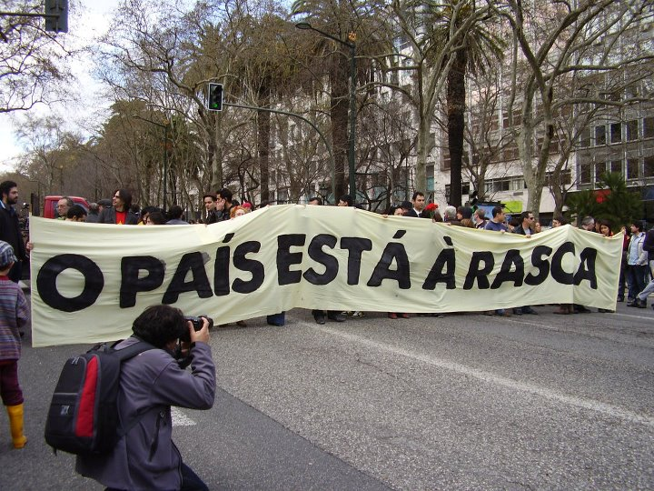 HistClasseTrab's tweet photo. Neste dia, a 12 de Março de 2011, decorreu a maior manifestação não-partidária desde a revolução de 25 de abril de 1974 em Portugal, intitulada de "Geração à Rasca", no contexto da crise financeira que se abatia em Portugal (e no mundo) desde 2008. https://t.co/QUCQGbL5LX