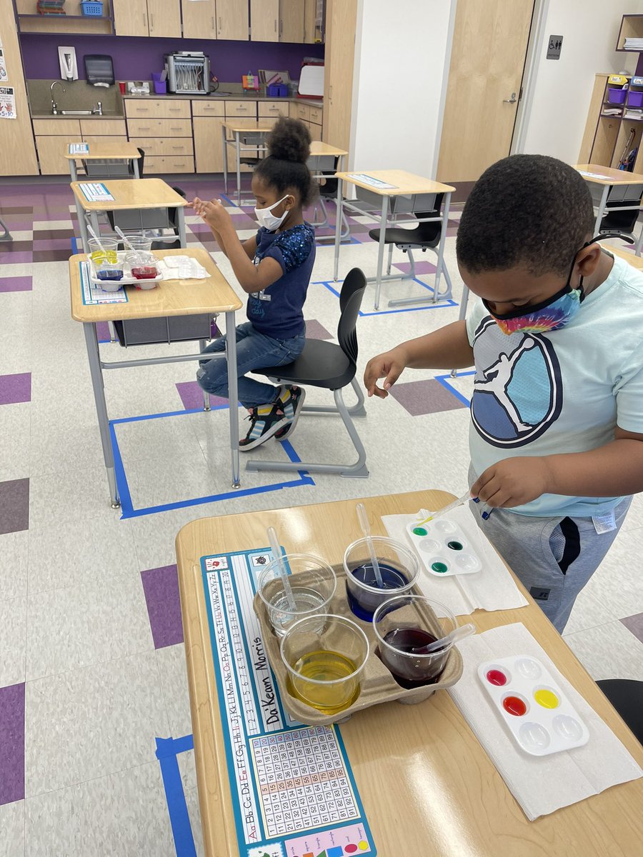 EASDMearhoff's tweet photo. Thank you  @davinciscience for the fun STEM learning kits! We had so much fun experimenting with colors! @EASDYanders https://t.co/1HJCMx4vCF